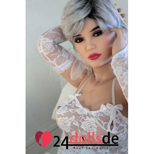 Schlagen Sie den großen Arsch der Sexpuppe hart, um das größte Vergnügen am Sex zu haben