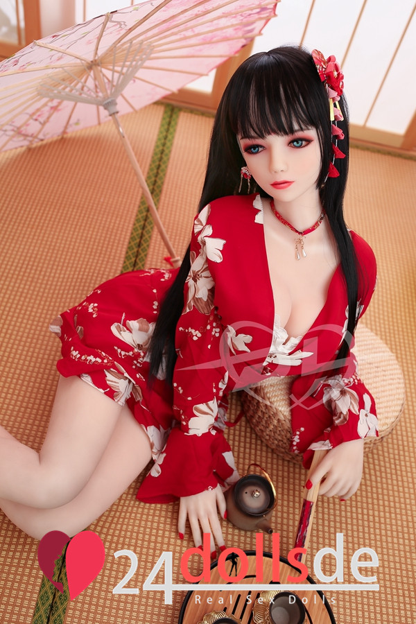 Bequeme Sexstellung mit Sexpuppe