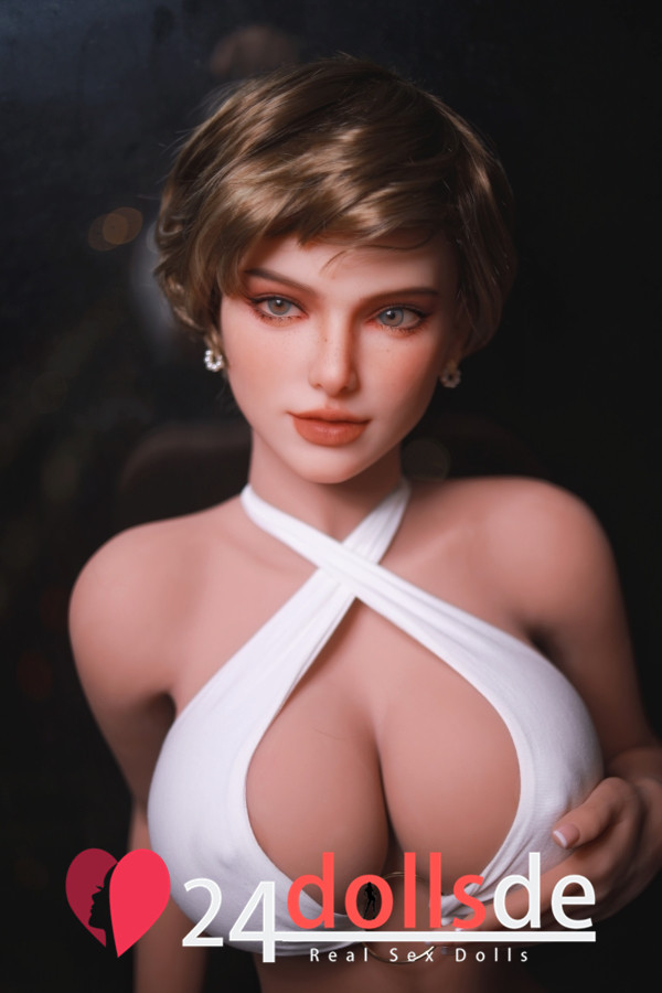 Susy mit Männlicher Sexpuppe