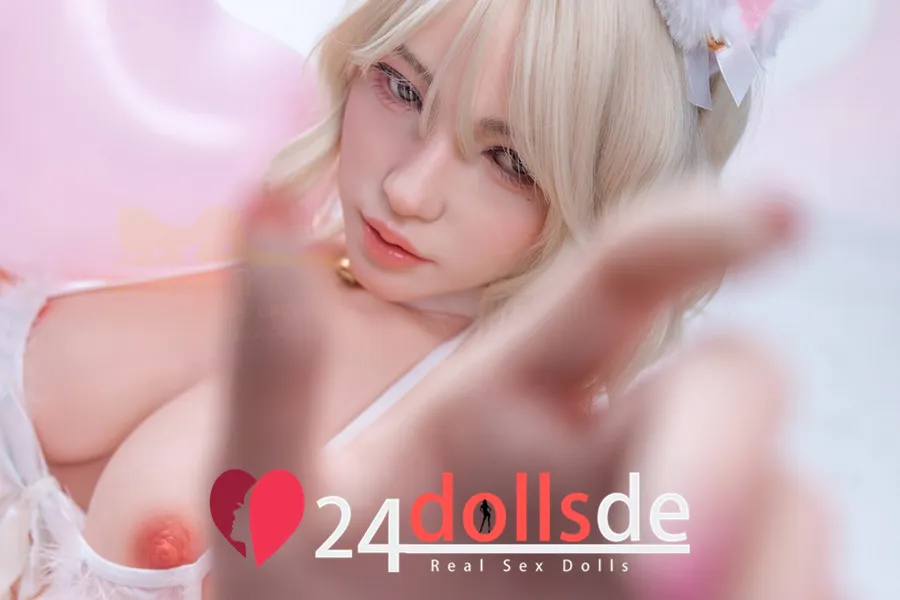 Ellie Noemi nackte sexpuppen